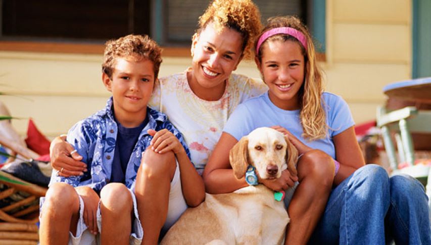 homeowners insurance ny image of family smiling with dog